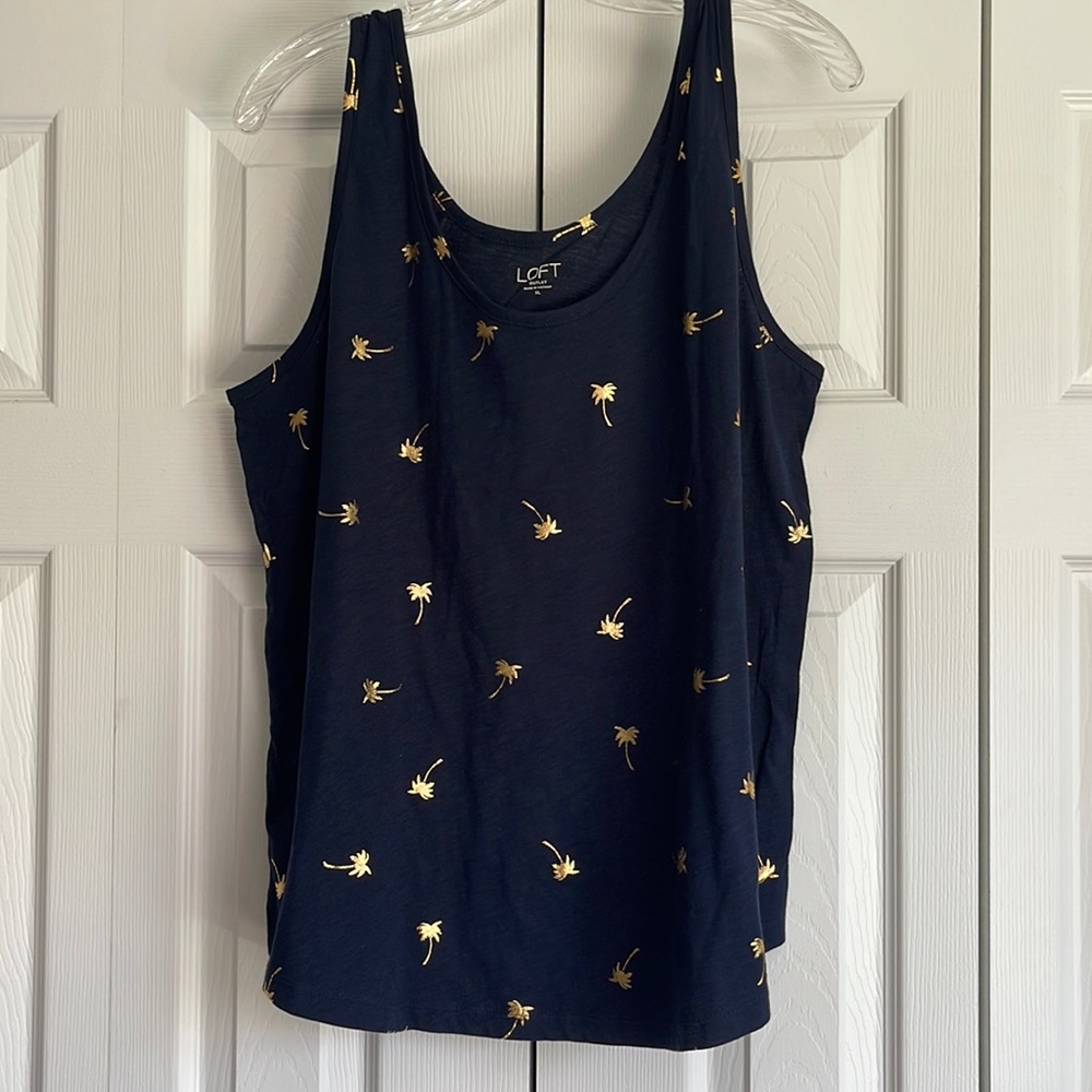 Navy blue cotton w/gold palms, scoop neck, size XL, curved hem by Loft Outlet.